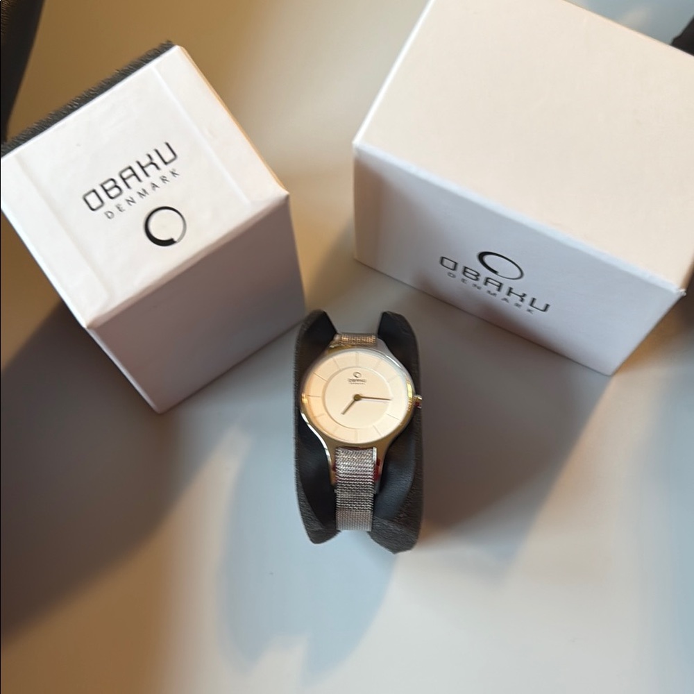 Silver and White Minimalist Obaku Watch with Elegant Design